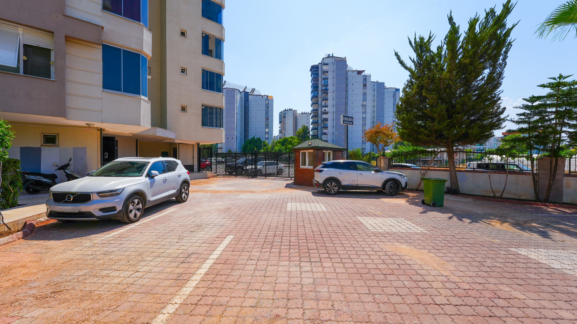Image of Antalya Lara 3+1 apartment with a separate kitchen in a complex with a swimming pool.